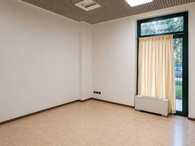 Locale Commerciale in affitto a Sud-Est, Brenzone
