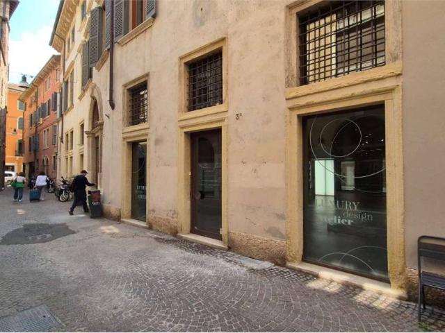 Locale Commerciale in affitto a Verona, Veronetta
