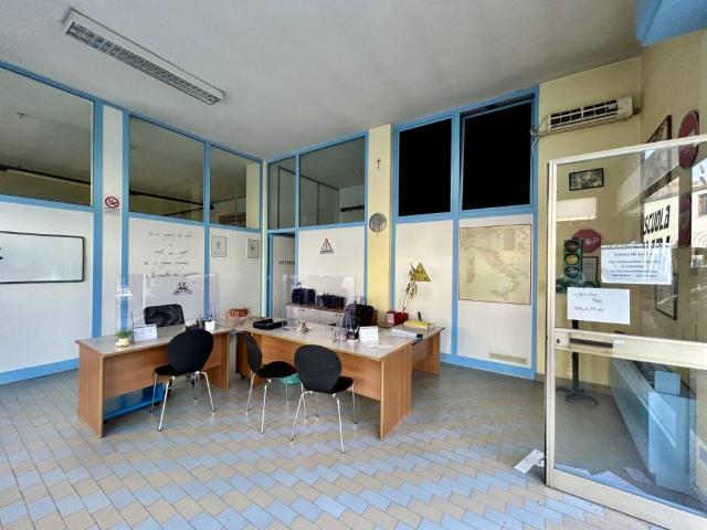 Locale Commerciale in affitto a Ovest, Brenzone