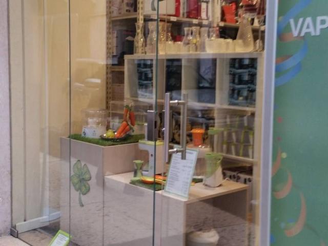 Locale Commerciale in affitto a Centro storico, Brenzone