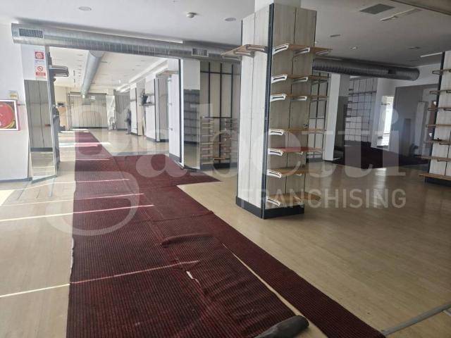 Locale Commerciale in affitto a Sud-Ovest, Brenzone