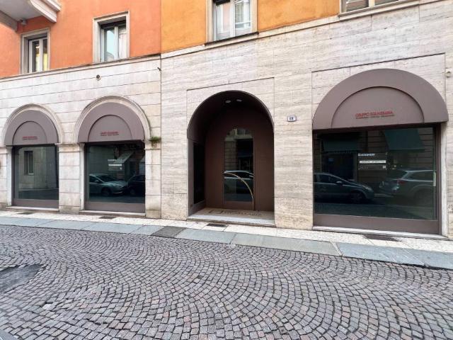 Locale Commerciale in affitto a Centro storico, Brenzone