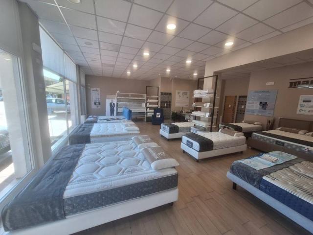 Locale Commerciale in affitto a Sud-Est, Brenzone