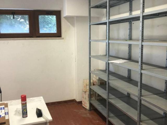Locale Commerciale in affitto a Sud-Ovest, Brenzone