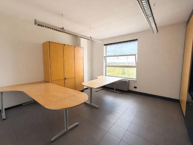 Locale Commerciale in affitto a Quinzano, Brenzone