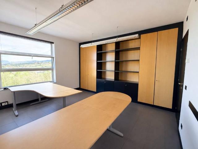 Locale Commerciale in affitto a Quinzano, Brenzone