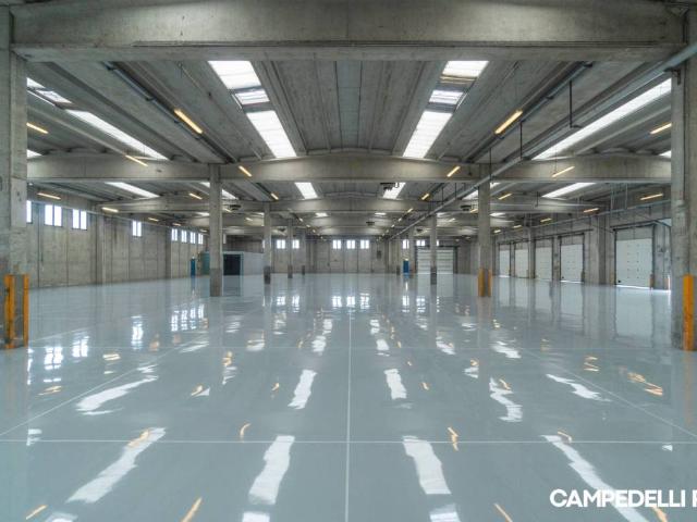 Locale Commerciale in affitto a Sud, Brenzone