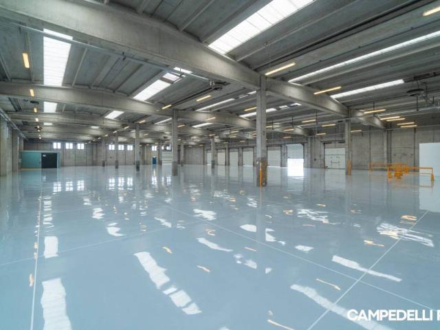 Locale Commerciale in affitto a Sud, Brenzone