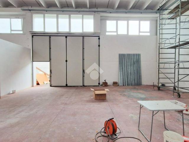 Locale Commerciale in affitto a Sud-Est, Brenzone