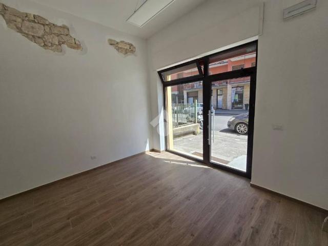 Locale Commerciale in affitto a Ovest, Brenzone