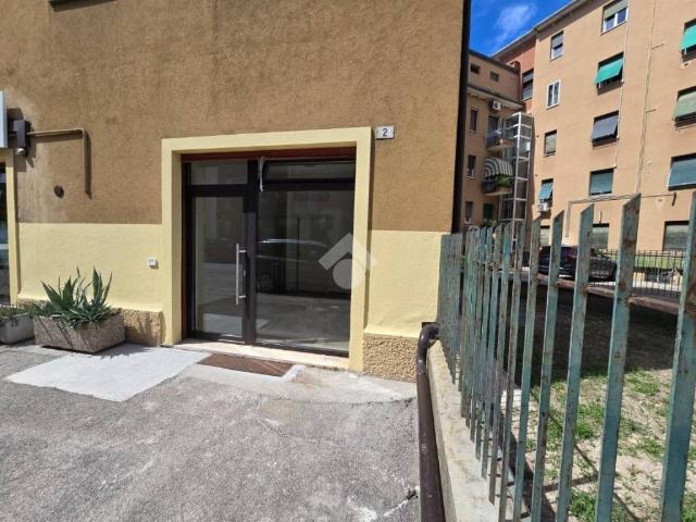 Locale Commerciale in affitto a Ovest, Brenzone