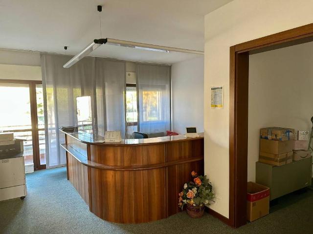 Locale Commerciale in affitto a Ovest, Brenzone