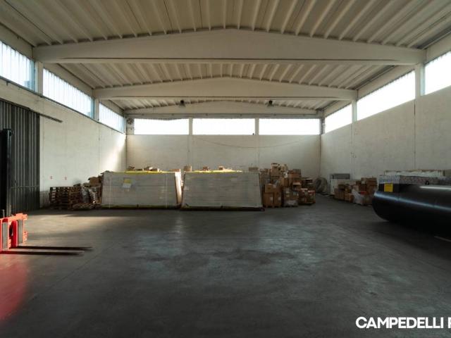 Locale Commerciale in affitto a Sud, Brenzone