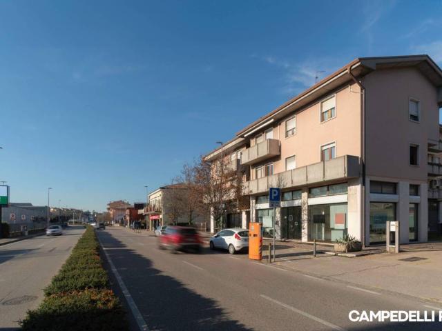 Locale Commerciale in affitto a Ovest, Brenzone