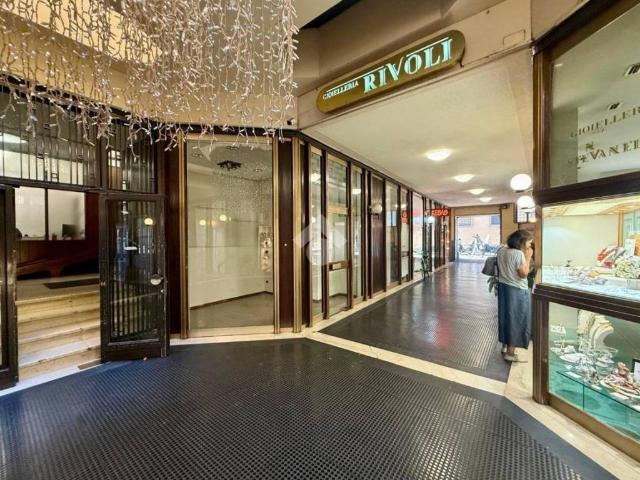 Locale Commerciale in affitto a Centro storico, Brenzone