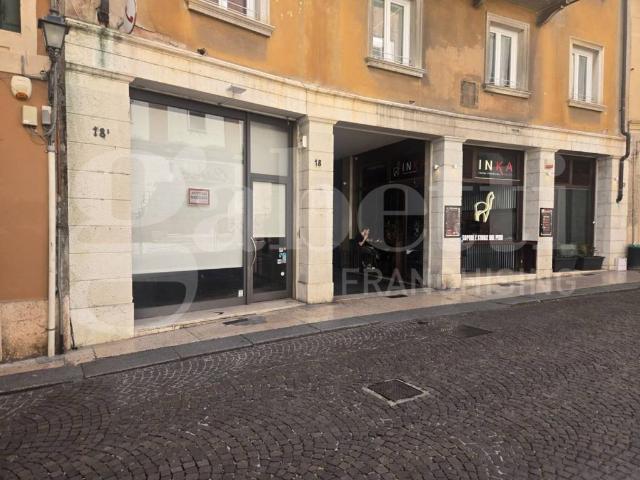 Locale Commerciale in affitto a Centro storico, Brenzone