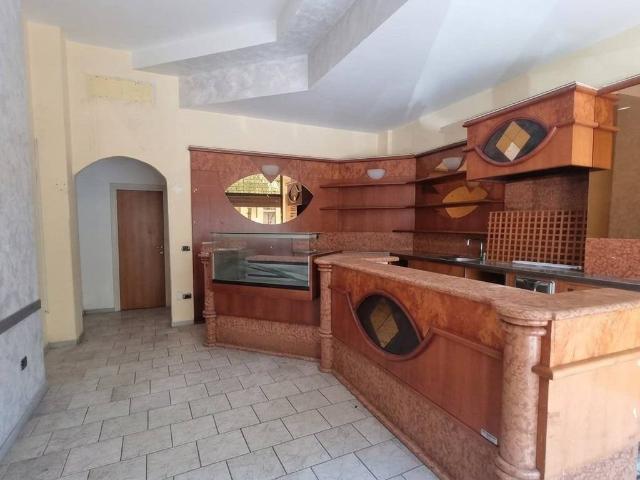 Locale Commerciale in affitto a Ovest, Brenzone
