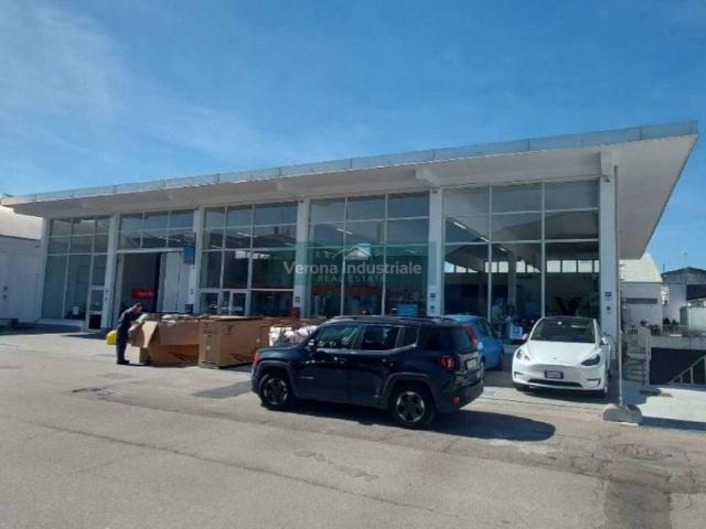 Locale Commerciale in affitto a Sud, Brenzone