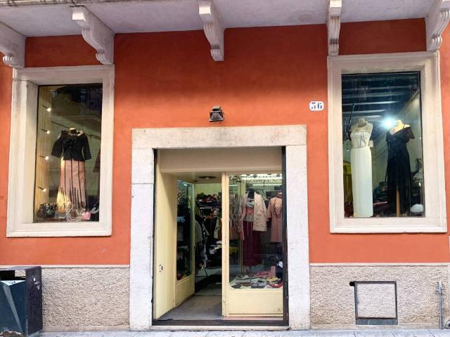Locale Commerciale in affitto a Centro storico, Brenzone