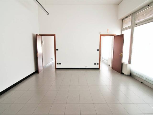 Locale Commerciale in affitto a Ovest, Brenzone