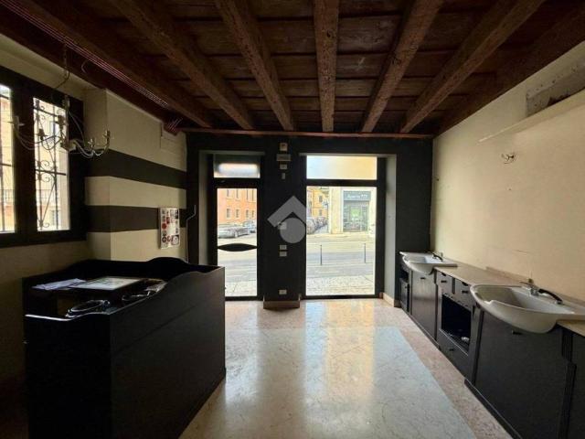 Locale Commerciale in affitto a Centro storico, Brenzone