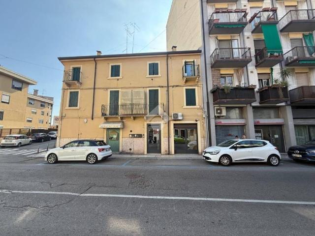 Locale Commerciale in affitto a Centro storico, Brenzone