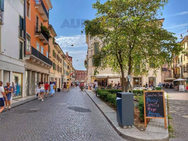 Locale Commerciale in affitto a Centro storico, Brenzone