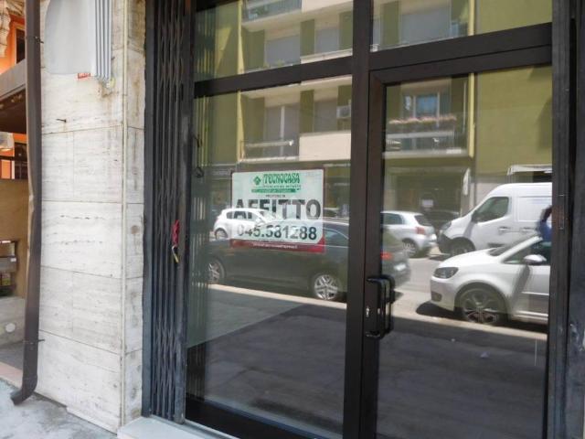 Locale Commerciale in affitto a Sud-Ovest, Brenzone