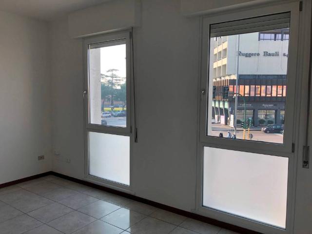 Locale Commerciale in affitto a Sud, Brenzone