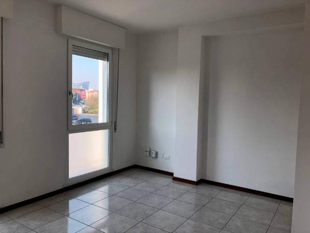 Locale Commerciale in affitto a Sud, Brenzone