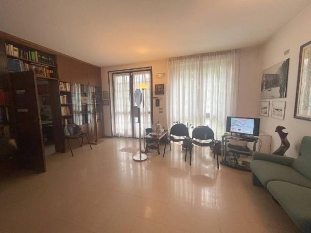 Locale Commerciale in affitto a Ovest, Brenzone