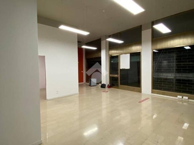 Locale Commerciale in affitto a Ovest, Brenzone