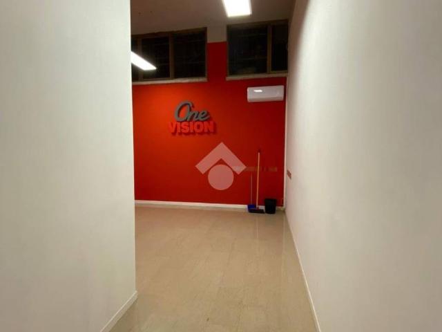 Locale Commerciale in affitto a Ovest, Brenzone