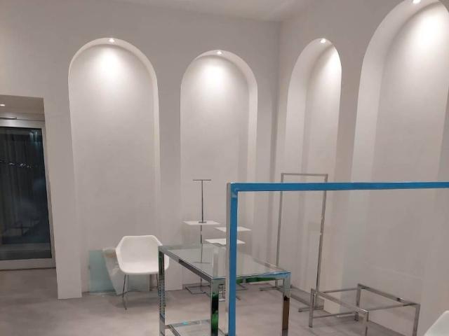 Locale Commerciale in affitto a Centro storico, Brenzone