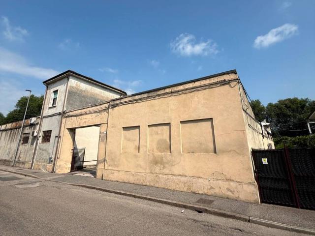 Locale Commerciale in affitto a Verona, Porto San Pancrazio