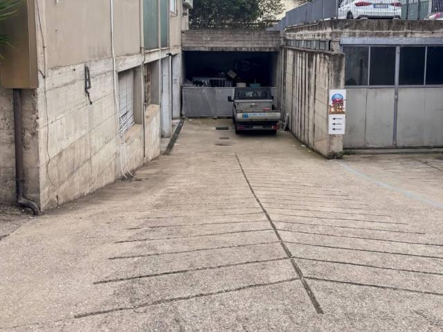 Locale Commerciale in affitto a Sud, Brenzone