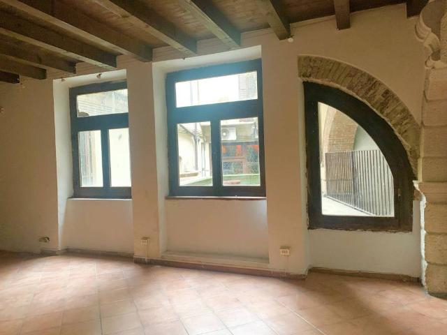 Locale Commerciale in affitto a Verona, Veronetta