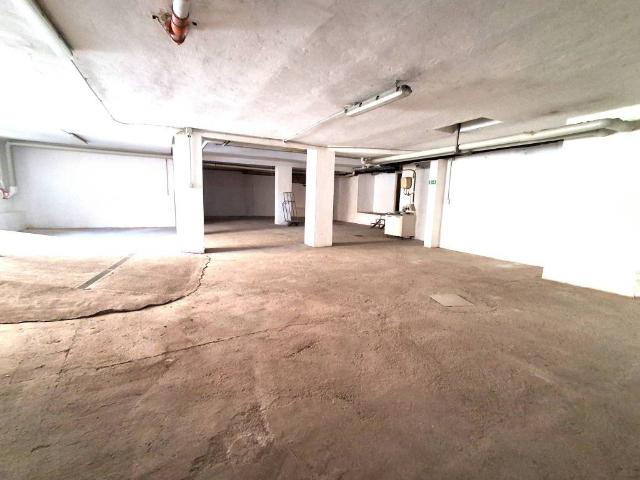 Locale Commerciale in affitto a Ovest, Brenzone