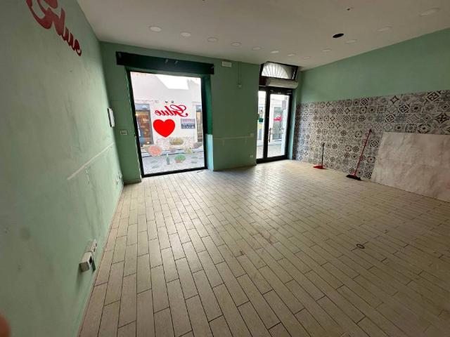 Locale Commerciale in affitto a Centro storico, Brenzone