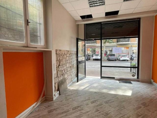 Locale Commerciale in affitto a San Felice Extra, Brenzone