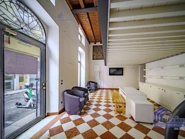 Locale Commerciale in affitto a Verona, San Zeno