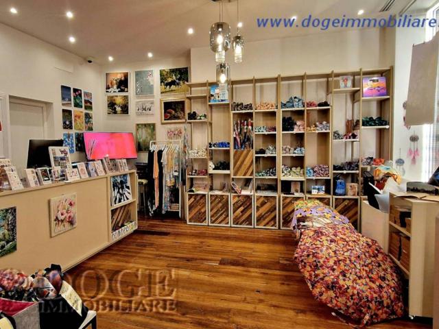 Locale Commerciale in affitto a Centro storico, Brenzone