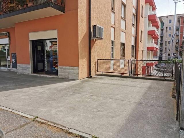 Locale Commerciale in affitto a San Felice Extra, Brenzone