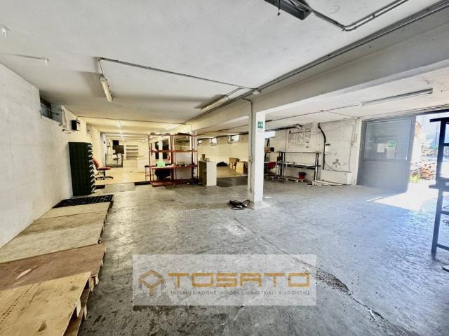 Locale Commerciale in affitto a Sud, Brenzone