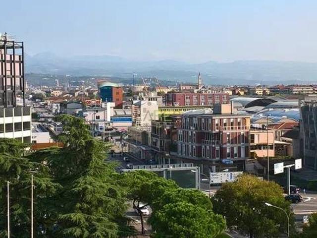 Locale Commerciale in affitto a Palazzina, Brenzone