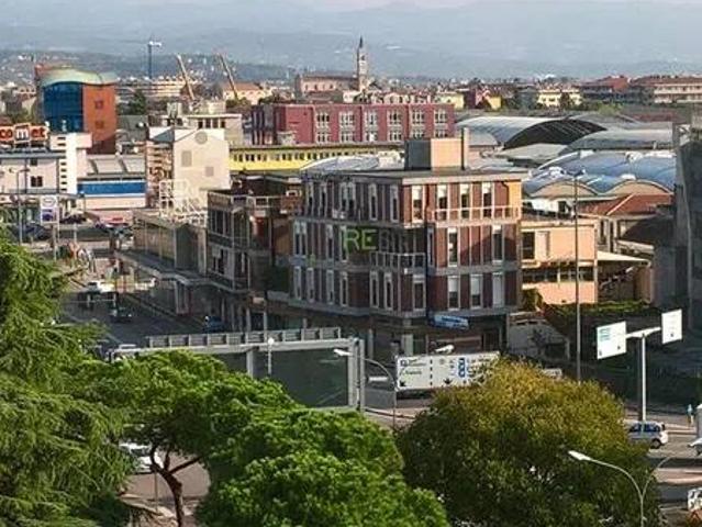 Locale Commerciale in affitto a Palazzina, Brenzone