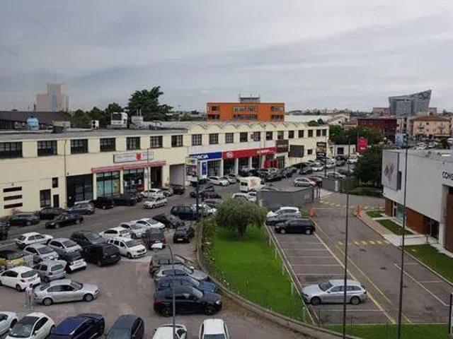 Locale Commerciale in affitto a Sud, Brenzone