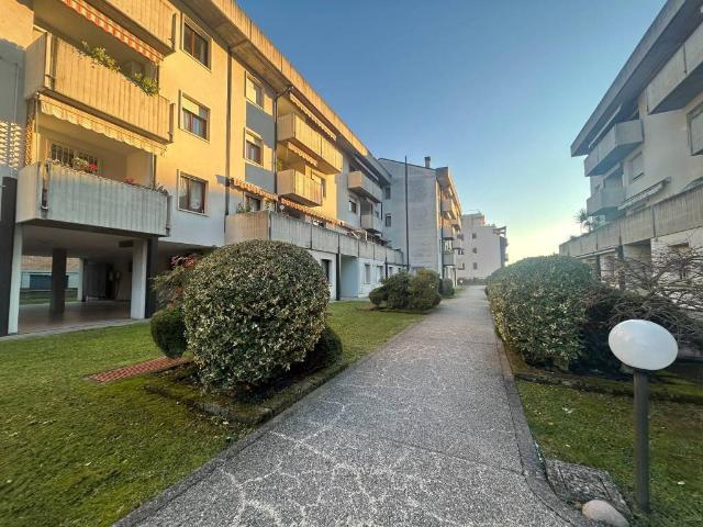 Locale Commerciale in affitto a Quinzano, Brenzone