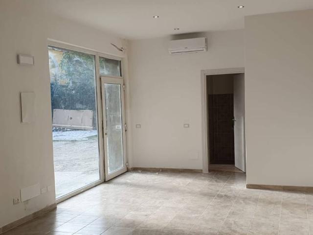 Locale Commerciale in affitto a Verona, Borgo Roma