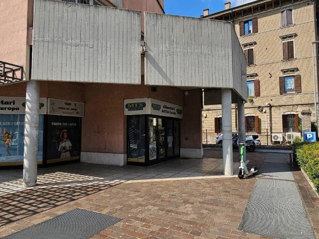 Locale Commerciale in affitto a Ovest, Brenzone